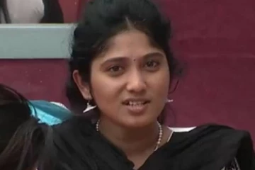 பீச்சுல கன்னா பின்னா போஸ் கொடுத்த ஜுலி