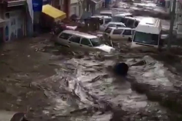 துருக்கியில் கொட்டித்தீர்த்த கனமழை...வெள்ளத்தில் அடித்து செல்லப்பட்ட கார்கள்