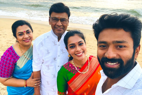 இயக்குனர் பாக்யராஜின் மகளா இது.. குடும்பமாக எடுத்துக்கொண்ட அழகிய புகைப்படம்