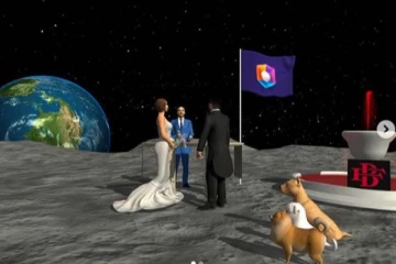 நிலவில் கல்யாணத்தை நடத்திய கால்பந்து வீரர்- யாரும் கொண்டாடாத வகையில் புதுமை!