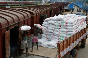 කුඩු නැතුව පොහොර පටවන්න බෑලූ. ඇමතිගෙන් ලැබුණු උත්තරය මෙන්න.