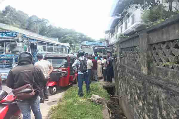 முச்சக்கரவண்டியுடன் மோதி கடைக்குள் புகுந்த பஸ்; இளம் தாய் பரிதாப மரணம் | Bus Crashes Into Shop Young Mother Dies