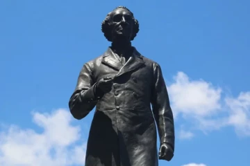 கனடாவின் முதல் பிரதமர் சிலைக்கு பொதுமக்கள் கடும் எதிர்ப்பு