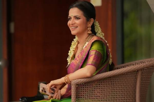 தனது சகோதரன் திருமணத்திற்காக தொகுப்பாளினி டிடி அணிந்த புடவையின் விலை எவ்வளவு தெரியுமா? | Anchor Dhivyadarshini Latest Saree Attire Photo