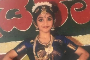 இந்த புகைப்படத்தில் இருக்கும் சென்சேஷனல் நடிகை யார் தெரியுமா? வாங்க தெரிஞ்சிக்கலாம்