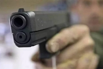 தேநீருடன் காலை உணவு கொடுக்காததால் மருமகளை துப்பாக்கியால் சுட்ட மாமனார்