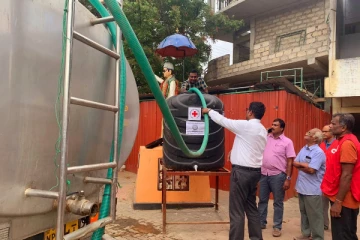 வீதிகளில் தவிக்கும் யாழ். மக்களுக்காக விசேட சேவை (படங்கள்)