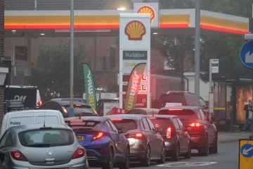 பிரித்தானியாவில் பெட்ரோல் தட்டுப்பாடு அச்சம்: பெட்ரோல் நிலையங்கள் முன் நீண்ட வரிசையில் அணிவகுத்த வாகனங்கள்