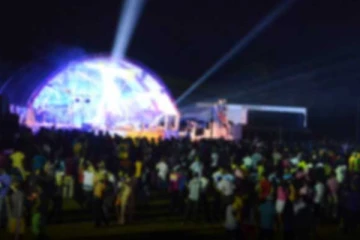 සංගීත ප්‍රසංගයකදී විශාල ගැටුමක් - පොලිස් නිලධාරියාට පිහියෙන් අනියි .