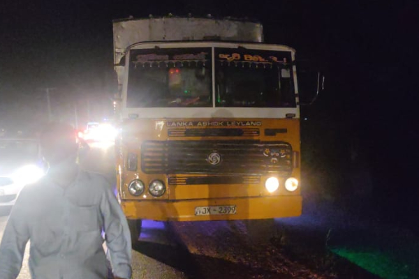 வவுனியாவில் இடம்பெற்ற கோர விபத்து ; பெண் உட்பட இருவர் பலி! | Fatal Accident In Vavuniya Two People Woman Killed