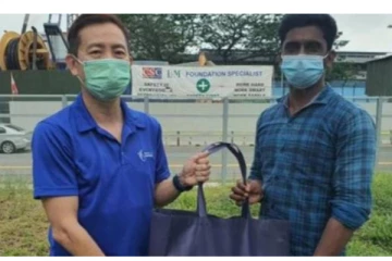 வெளிநாட்டில் தமிழர் செய்த நெகிழ்ச்சி உதவி! அவருக்கு இன்ப அதிர்ச்சி கொடுத்த அந்நாட்டு அரசு