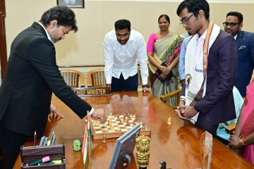 பிரக்ஞானந்தா உடன் செஸ் விளையாடிய முதல்வர் விஜய்