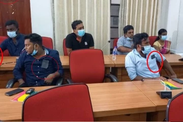 யாழில் அமைச்சரை சந்திக்க  கறுப்புப் பட்டியுடன் சென்ற ஊடகவியலாளர்கள்