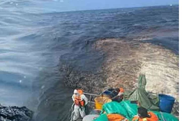 கொழும்பு துறைமுகத்தில் கட்டுப்பாட்டுக்குள் கொண்டுவரப்பட்ட கச்சா எண்ணெய் கசிவு