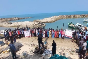 இந்திய மீனவர்களின் நடவடிக்கையை  எதிர்த்து கடலில் இறங்கிய யாழ்  மீனவர்கள்!