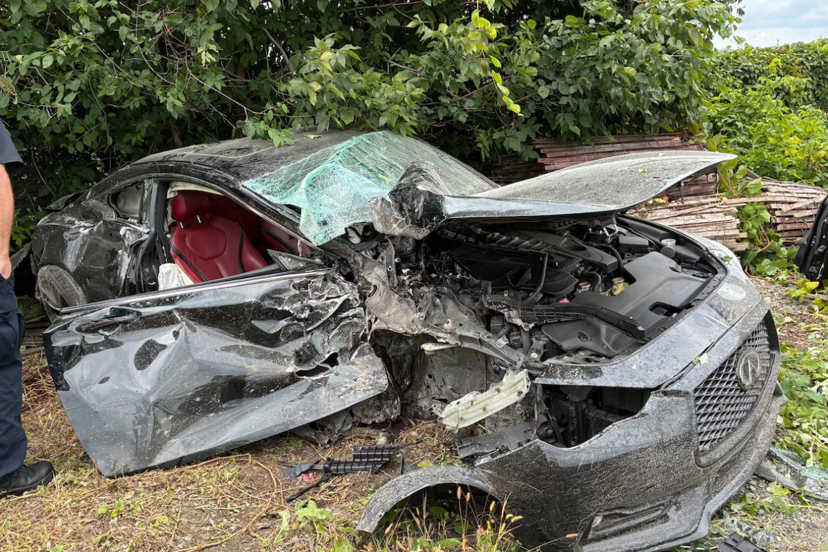 ஒட்டாவாவில் ரயிலுடன் கார் மோதி விபத்து: பெண் படுகாயம்! | Driver Taken To Hospital After Train Strikes