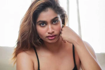 உச்சக்கட்ட கவர்ச்சியில் மிரளவைக்கும் போஸ்!! 23 வயதான நடிகை ஷிவானி நாராயணின் வீடியோ..