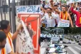 தமிழ்நாட்டிற்கு நீர் திறக்க எதிர்ப்பு தெரிவித்து தீவிரமடையும் போராட்டம் - முதல்வர் விஜய் போஸ்டர் கிழிப்பு