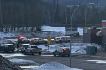 கனடாவை உலுக்கிய சம்பவம் ; பாடசாலைக்குள் துப்பாக்கிச்சூடு ; பலர் பலி