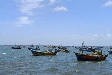 அத்துமீறும்  இந்திய இழுவை படகுகள்; கேள்விக்குறியாகும் முல்லை மீனவர்களின் வாழ்வாதாரம்!