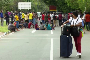 கட்டுநாயக்க விமான நிலையம் செல்லும் வீதியை முற்றுகையிட்ட போராட்டக்காரர்கள்