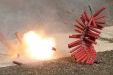 புது வருடத்திற்காக சீனவெடி கொளுத்தி விளையாடிய இரு சிறுவர்கள் வைத்தியசாலையில்