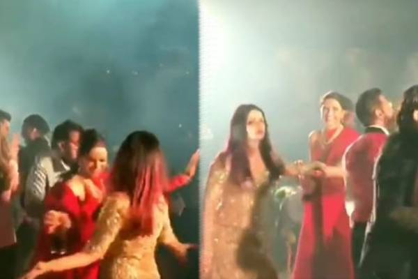 ஐஸ்வர்யா ராய், தீபிகா படுகோனே பார்ட்டியில் முகம் சுழிக்கும் செயல்- வைரல் வீடியோ | Aishwarya Rai Deepika Padukone Video At Party ஐஸ்வர்யா ராய், தீபிகா படுகோனே பார்ட்டியில் முகம் சுழிக்கும் செயல்- வைரல் வீடியோ | Aishwarya Rai Deepika Padukone Video At Party