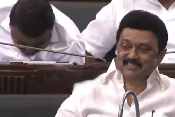 சட்டமன்றத்தில் அமர்ந்திருக்கும் இடத்திலேயே எச்சிலை துப்பும் தமிழக அமைச்சர்