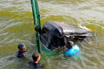 சுழன்றடித்த காற்றால் தூக்கி வீசப்பட்ட முச்சக்கர வண்டி