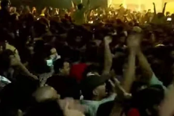 நள்ளிரவு திரையரங்குகளுக்கு முன் குவிந்த ரசிகர்கள்!