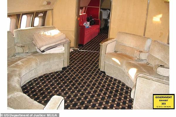 எப்ஸ்டீனின் விமானத்தில் பயணம்... இளம் பெண்ணுடன் பக்கிங்ஹாம் அரண்மனையில் ஆண்ட்ரூ | Epstein Lolita Jet Andrew Flew Girl