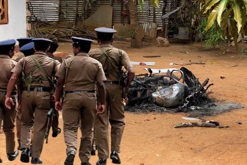 யாழில் பெண்களை குறிவைத்த இரு இளைஞர்களை நையப்புடைத்த மக்கள் (Photos)