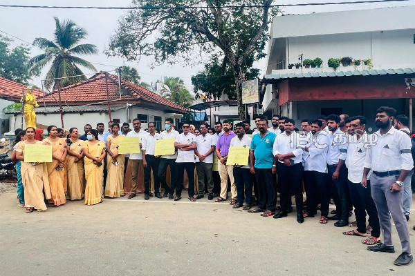 பெண் கிராம அலுவலரை தாக்க முயற்சி! தீர்வு வரை சுகயீன விடுமுறை அறிவித்த அதிகாரிகள் | Grama Niladhari On Sick Leave Until Further Notice பெண் கிராம அலுவலரை தாக்க முயற்சி! தீர்வு வரை சுகயீன விடுமுறை அறிவித்த அதிகாரிகள் | Grama Niladhari On Sick Leave Until Further Notice