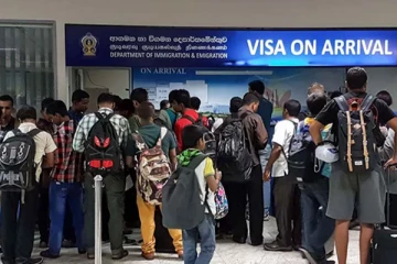 கட்டுநாயக்க விமான நிலையத்தில் நீண்ட வரிசைகளில் காத்திருக்கும் பயணிகள்!