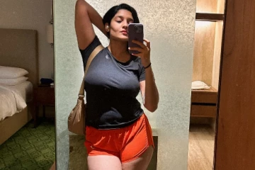 நடிகை ரித்திகா சிங் ஷார்ட் உடையில் தாராள கிளாமர்