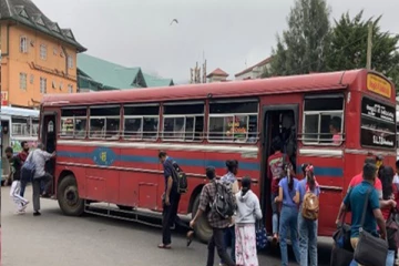 கொழும்பு செல்ல நுவரெலியாவில் நீண்ட வரிசையில் நிற்கும் பயணிகள்