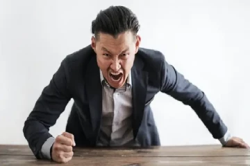 ඔබ කෝපයට පත් පුද්ගලයෙක්ද? මෙන්න ඔබ ඔබේ සෞඛ්‍යය විනාශ කරන ආකාරය.