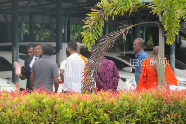 நீதிமன்றில் சரணடைந்தார் அம்பிட்டிய சுமணரட்ன தேரர் | Ambitiya Sumanaratne Thero Surrenders To Court