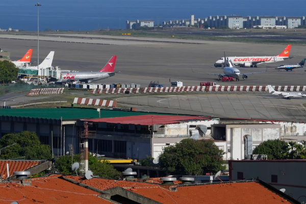 மீண்டும் போர் பதற்றம்: அமெரிக்காவின் மிரட்டலால் ரத்தான விமானங்கள் | Airlines Cancel Venezuela Flights Amid Us Warning