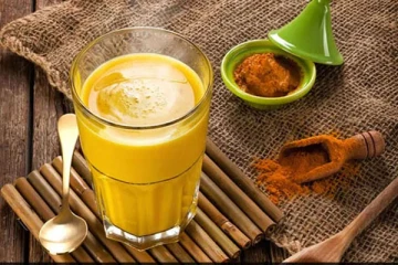 மஞ்சள் பாலை அதிகமாக எடுத்துக்கொண்டால் என்னனென்ன ஆபத்துகள் தெரியுமா