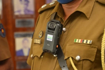 பொலிஸார் என அறிமுகம் செய்து வீட்டினுள் புகுந்து கொள்ளை இட்டு சென்ற கும்பல்