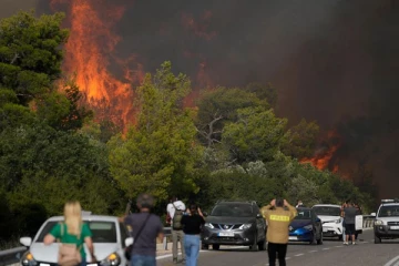 ஏதென்ஸ் அருகே கட்டுக்கடங்காத தீ; போராடும் விமானப் படையினர்