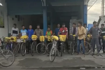 தன்னார்வமாக திரண்டு அவதிப்படும் குடும்பங்களுக்கு கை கொடுக்கும் இளைஞர்கள்! (காணொளி)