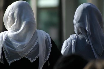 ஈரானில் பெண் ஒருவருக்கு 74 முறை சவுக்கடி