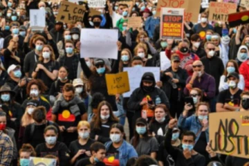 சிட்னி நகரில் தடையை மீறி ஆயிரக்கணக்கான பூர்வகுடி மக்கள் போராட்டம்