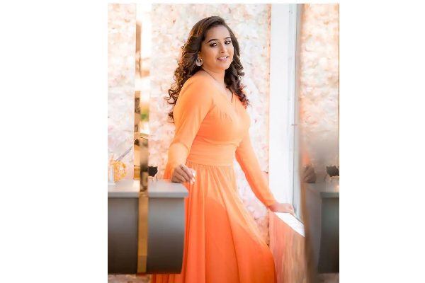 விதவிதமான மாடர்ன் உடையில் தொகுப்பாளினி ஜாக்குலின்! ஹீரோயின்களையும் மிஞ்சிடுவார் போல… எப்படி இருக்கின்றார் தெரியுமா? | Vijay Tv Anchor Jacquline Latest Modern