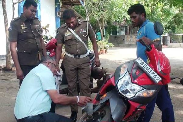 ஒரே இலக்கத் தகடுகளை கொண்ட இரு மோட்டார் சைக்கிள்கள் - தீவிர விசாரணையில் காவல்துறையினர் (படங்கள்) | Two Motorcycles With Same Number Plates