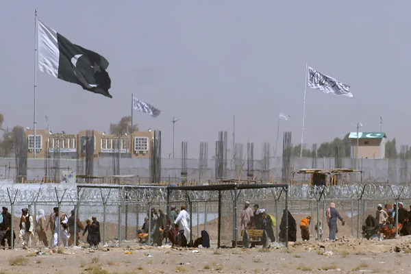 பாகிஸ்தான்-தலிபான் இடையே மீண்டும் வெடித்த மோதல்: உயிரிழப்புகள் பதிவானதால் பதற்றம் | Pakistan And Talibans Clashes Erupted பாகிஸ்தான்-தலிபான் இடையே மீண்டும் வெடித்த மோதல்: உயிரிழப்புகள் பதிவானதால் பதற்றம் | Pakistan And Talibans Clashes Erupted