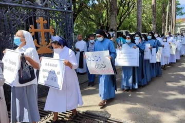 කතෝලික පියතුමන්ලා සහ කන්‍යා සොහොයුරියන් පාරට බසී...(PHOTOS)