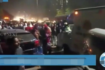 අධිවේගයේ දරුණු රිය අනතුරක් වාහන 48 ක් එකිනෙක ගැටෙයි.. (VIDEO)